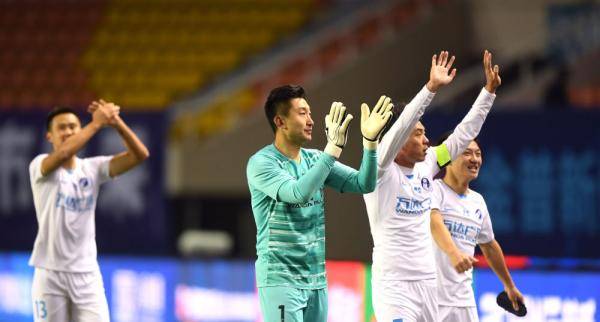 22, 特鲁瓦保级成功球迷狂欢庆祝整夜